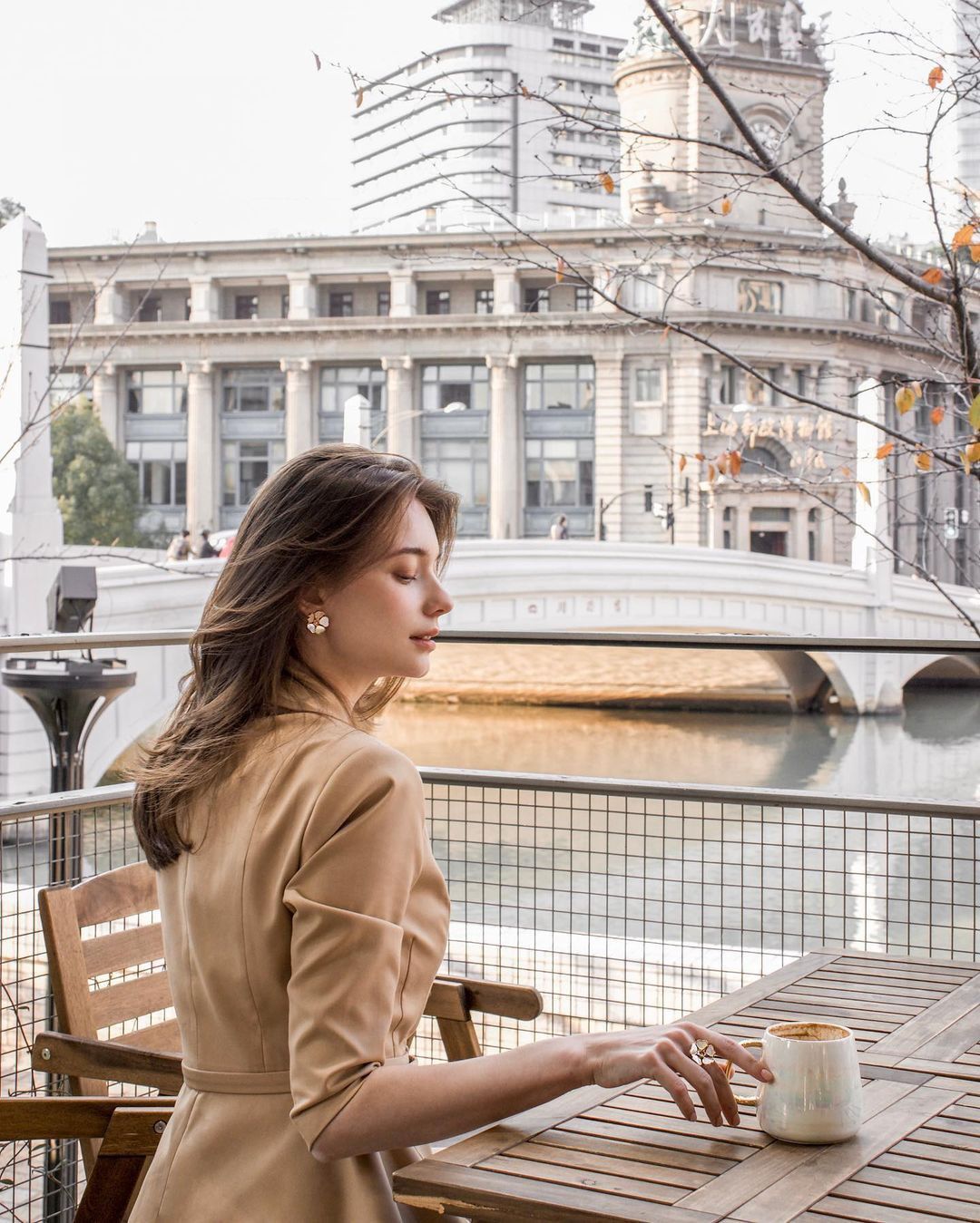 Khi Vết Máu Khô, Hoa Lại Nở