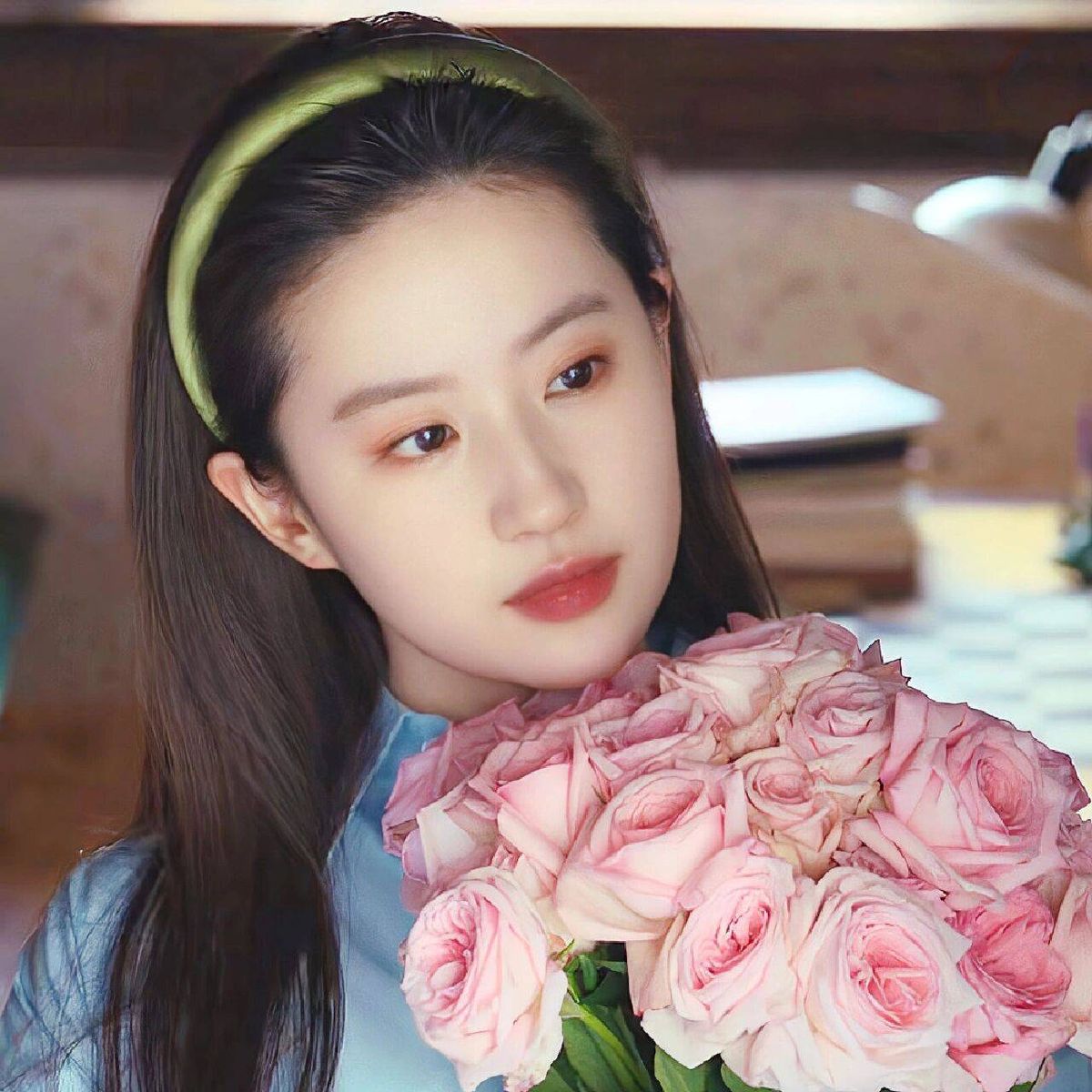 Ngày Cưới, Cô Dâu Bắt Tôi Hóa Thành Lưu Diệc Phi