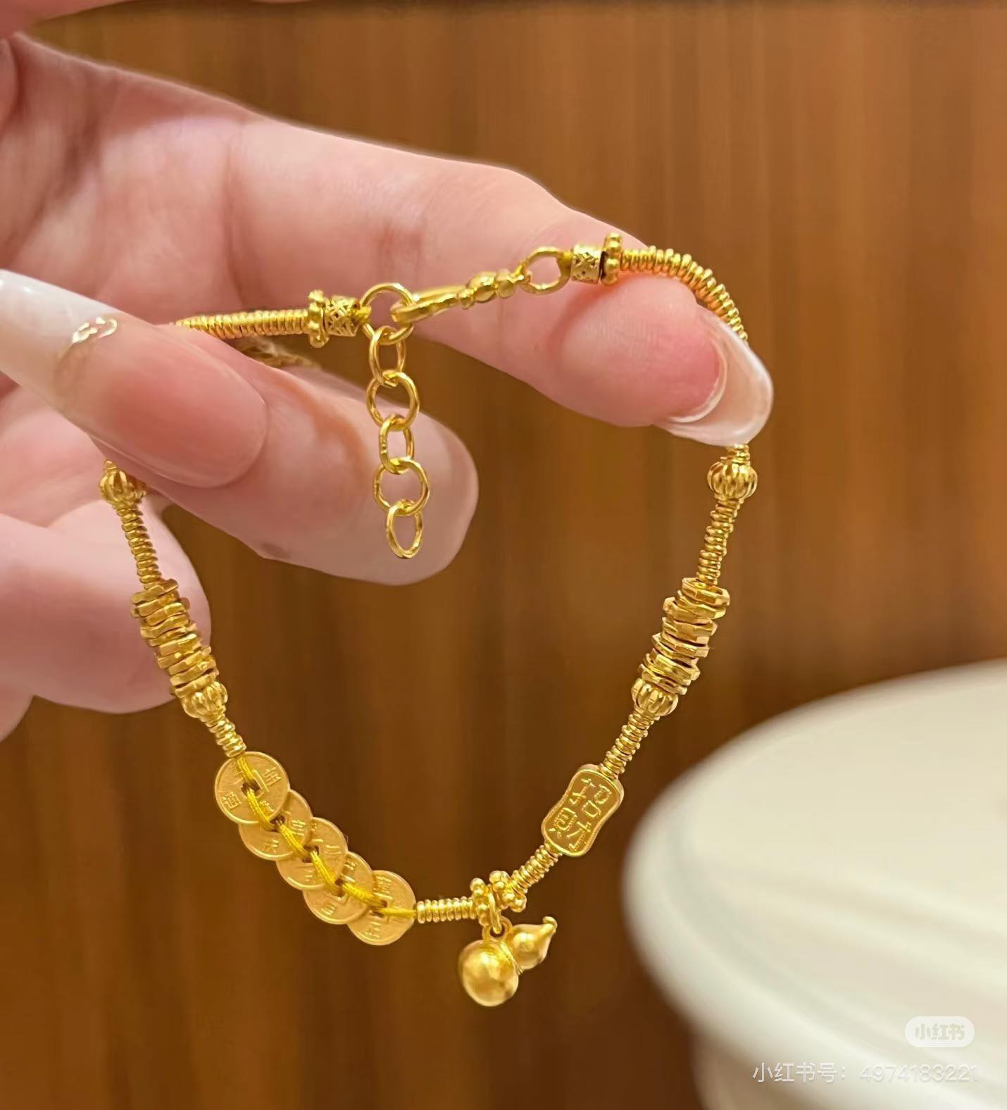 Chị Dâu Nhìn Trúng Chiếc Vòng Giả Của Tôi