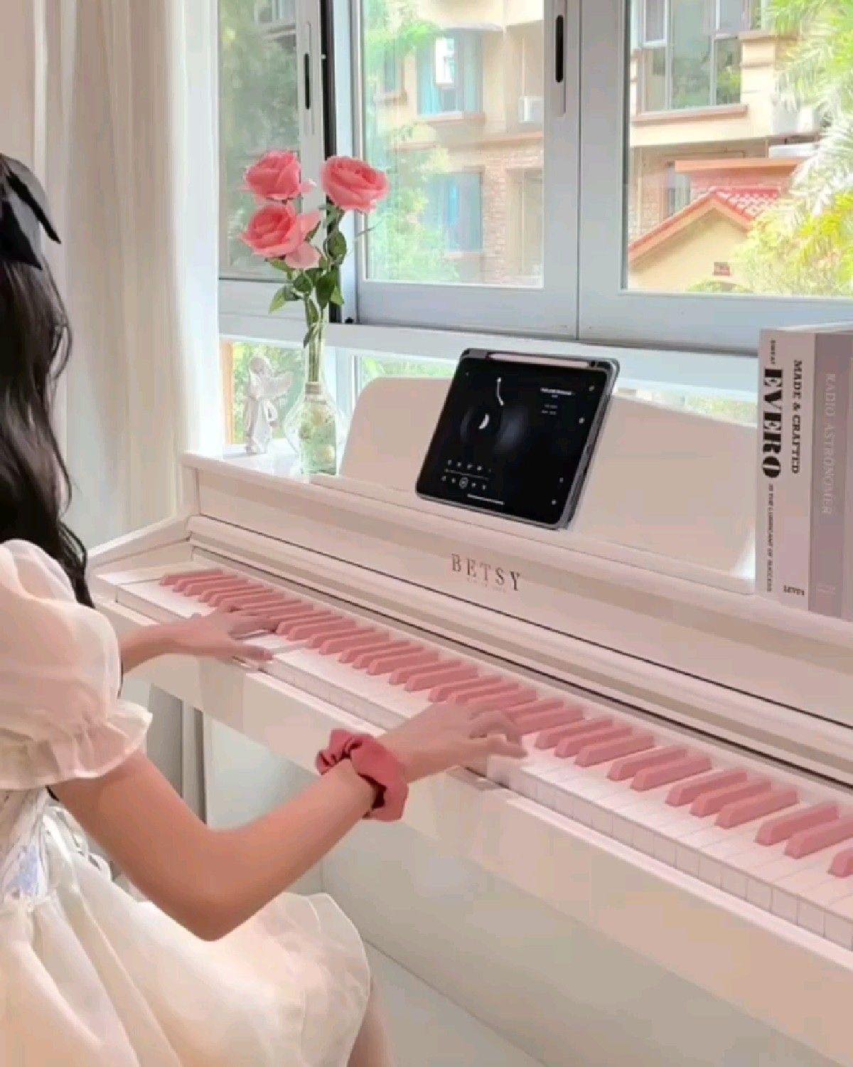 Gam Trầm Sau Ánh Đèn